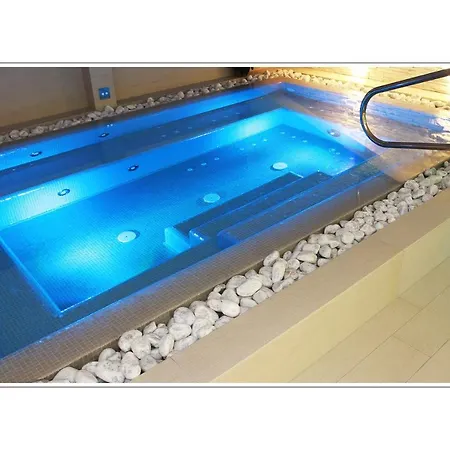 Aquila Azzurra מלון 3*
